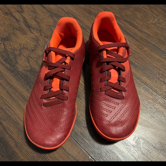 Ground soccer cleats burgundy/orange - kids
Size 12.5 - Picture 2 of 4